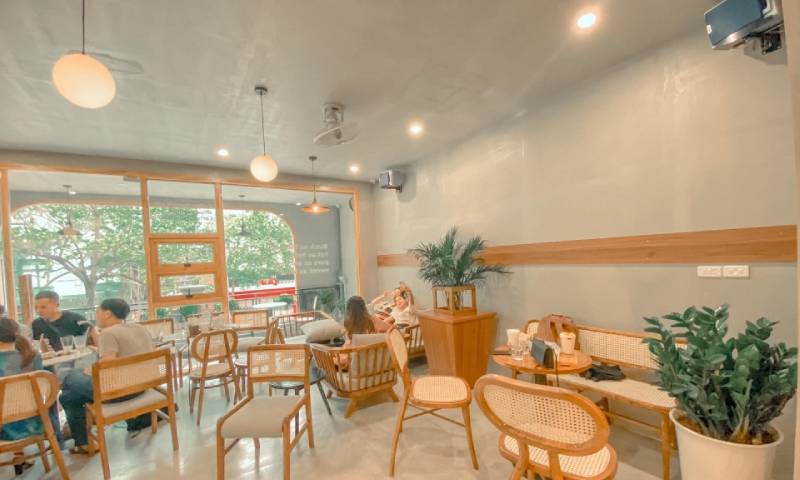 Laika Cafe có không gian vô cùng rộng rãi với hệ thống đèn sáng càng làm quán cafe này thêm lung linh và đẹp mắt hơn 