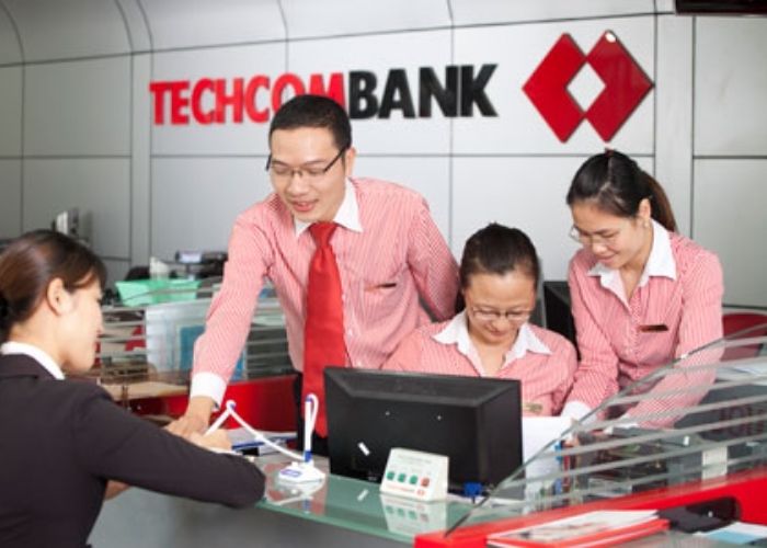 Đồng phục ngân hàng Techcombank với màu đỏ chủ đạo