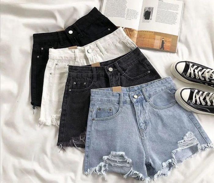 Kết hợp sơ mi caro cùng những chiếc short jean là ý tưởng không tồi