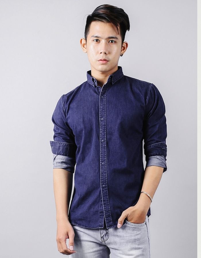 Phong cách sơ mi denim xanh dương đậm mạnh mẽ