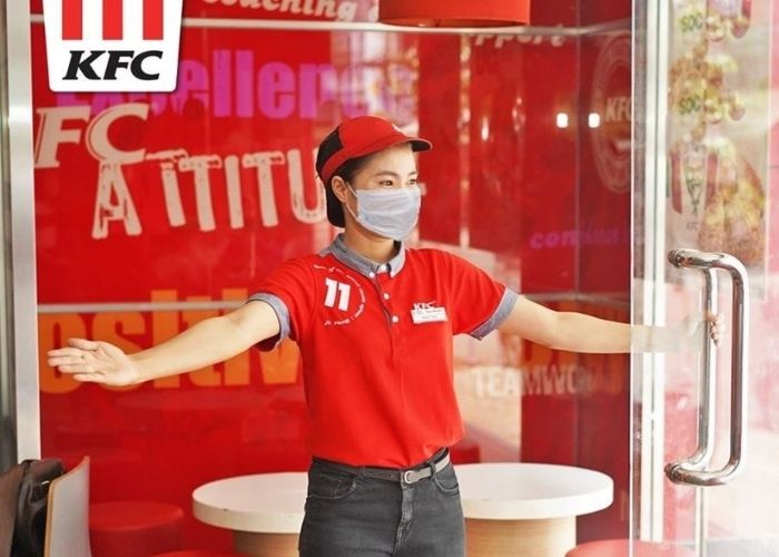 Hình ảnh nhân viên KFC đón khách trong mùa dịch