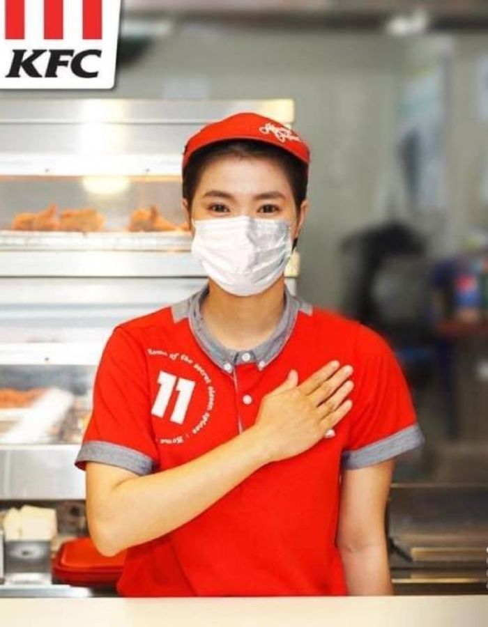 Mẫu áo KFC cổ tròn có cúc