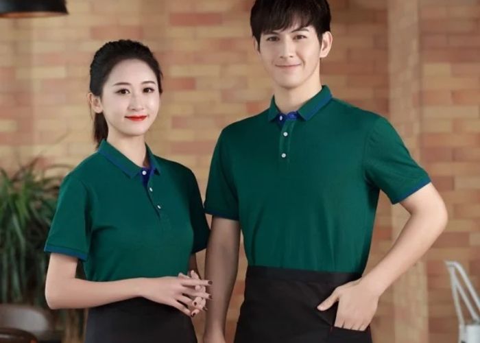 Mẫu áo polo với chất liệu thấm hút tốt được nhiều quán ăn sử dụng may đồng phục nhân viên