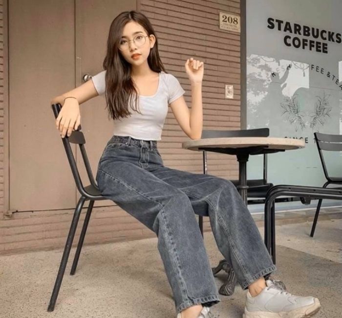 Trẻ trung hơn với áo thun croptop và quần jean