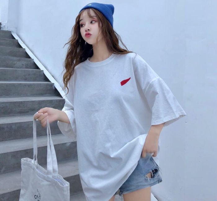 Áo thun cotton oversize giúp che khuyết điểm thích hợp với cô gái thân hình gầy gò