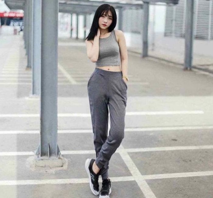 Phối quần jogger cùng áo 2 dây thể thao nữ khuyến rũ