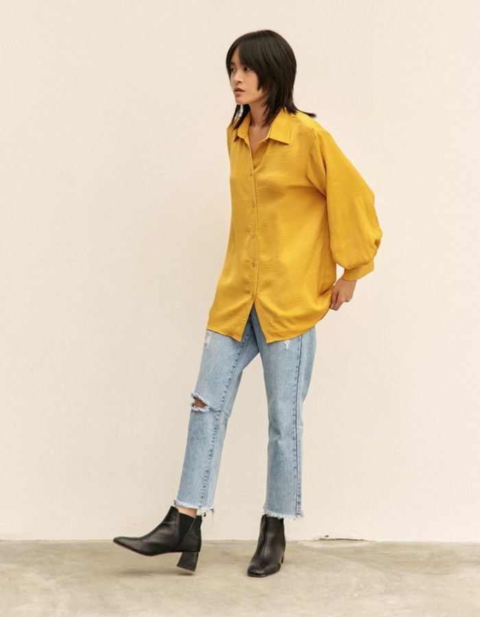 Cách phối đồ hiệu của cho nữ với sơ mi oversize quần jean