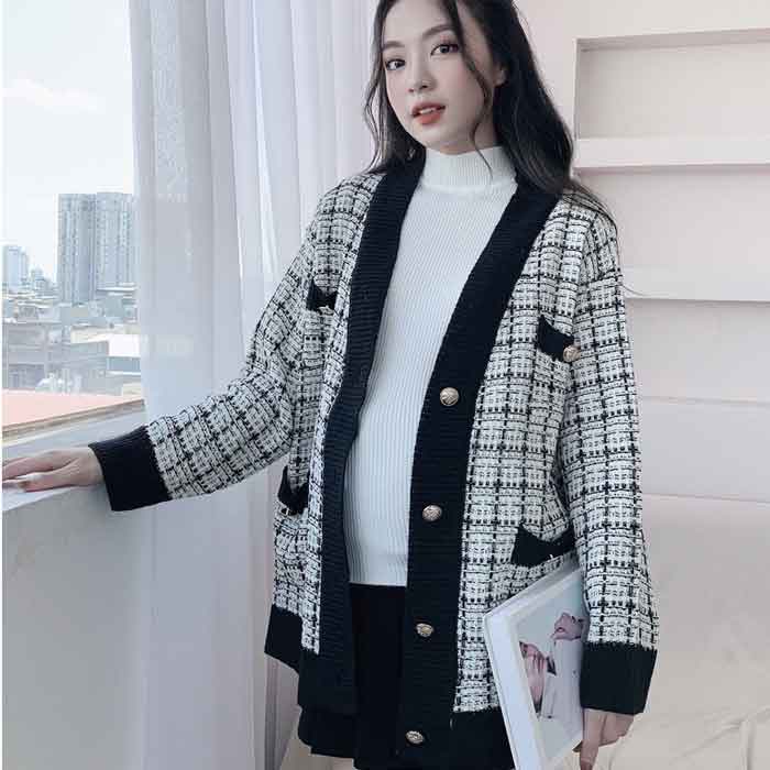 Phối cardigan cùng áo thun đẹp sang chảnh cùng chân váy ngắn xếp ly