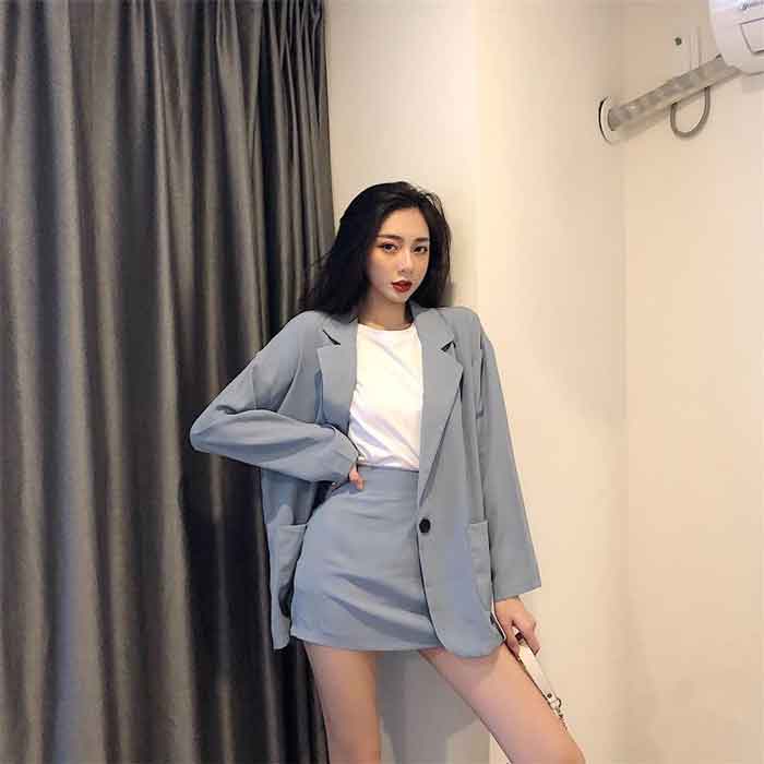 Áo blazer cùng chân váy ngắn tone sur tone