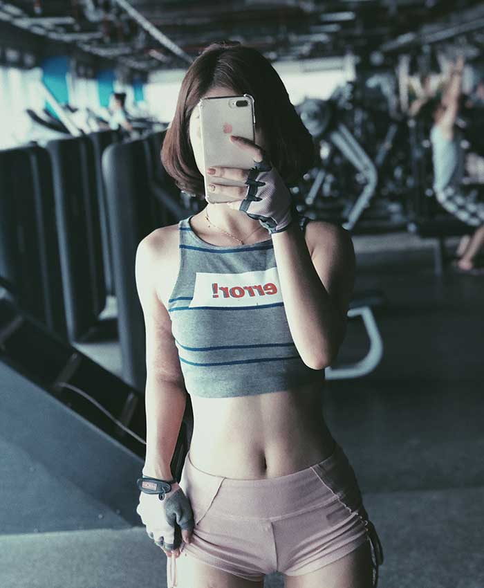 Mẫu áo croptop khoe vòng eo thon